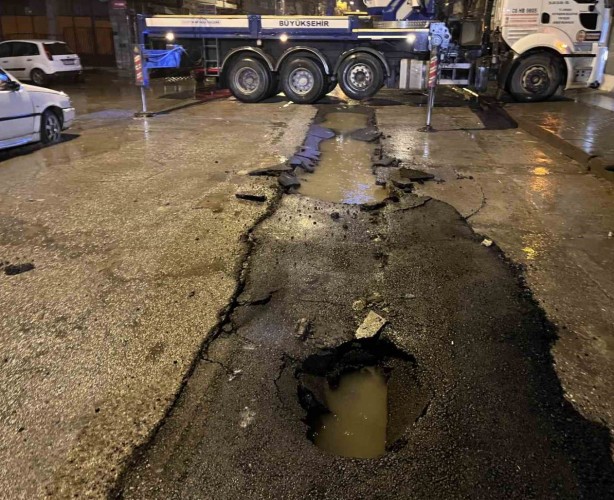 Ankara’da yağmur nedeniyle yol çöktü