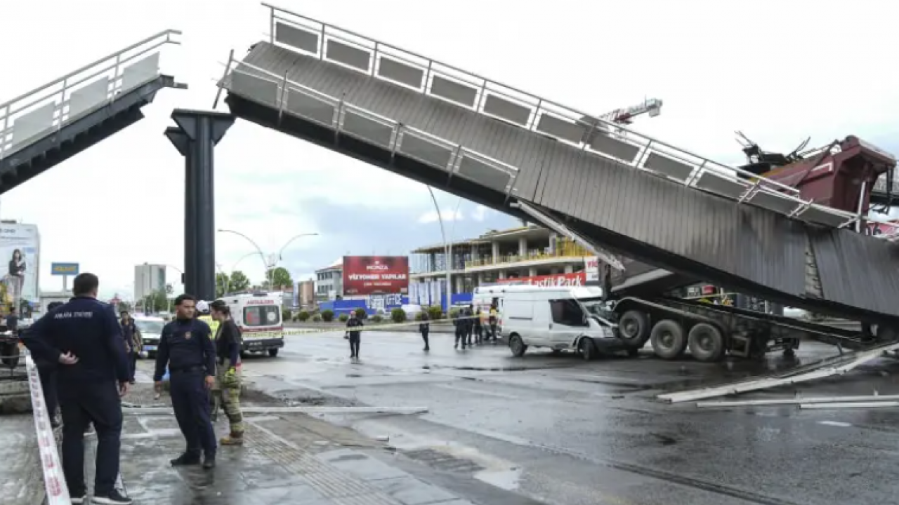 Ankara'da yürekler ağza getiren kaza: Açık kalan damper üst geçidi yıktı!