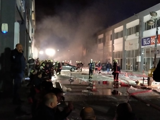 Foto - Ankara'daki yangın 7 saatin ardından kontrol altına alındı