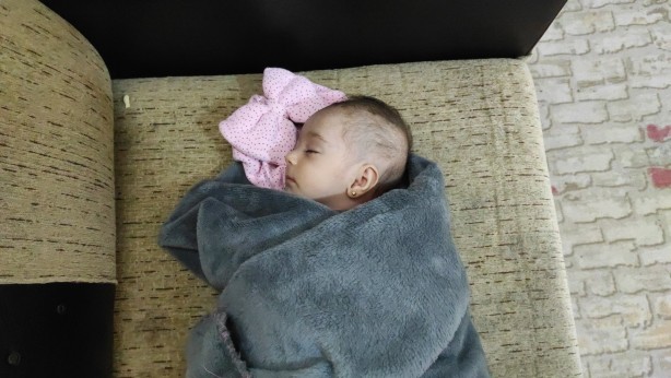 Foto - Anne babası enkazda ölen Fatma bebek amcasına teslim edildi