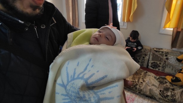 Foto - Anne babası enkazda ölen Fatma bebek amcasına teslim edildi