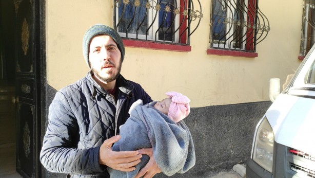 Foto - Anne babası enkazda ölen Fatma bebek amcasına teslim edildi