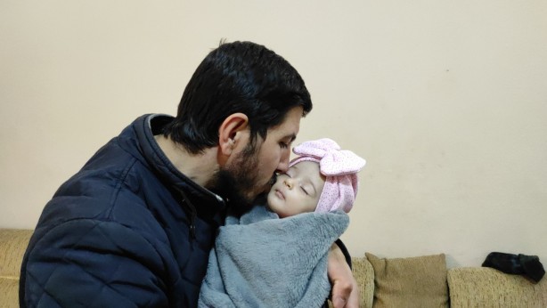 Anne babası enkazda ölen Fatma bebek amcasına teslim edildi