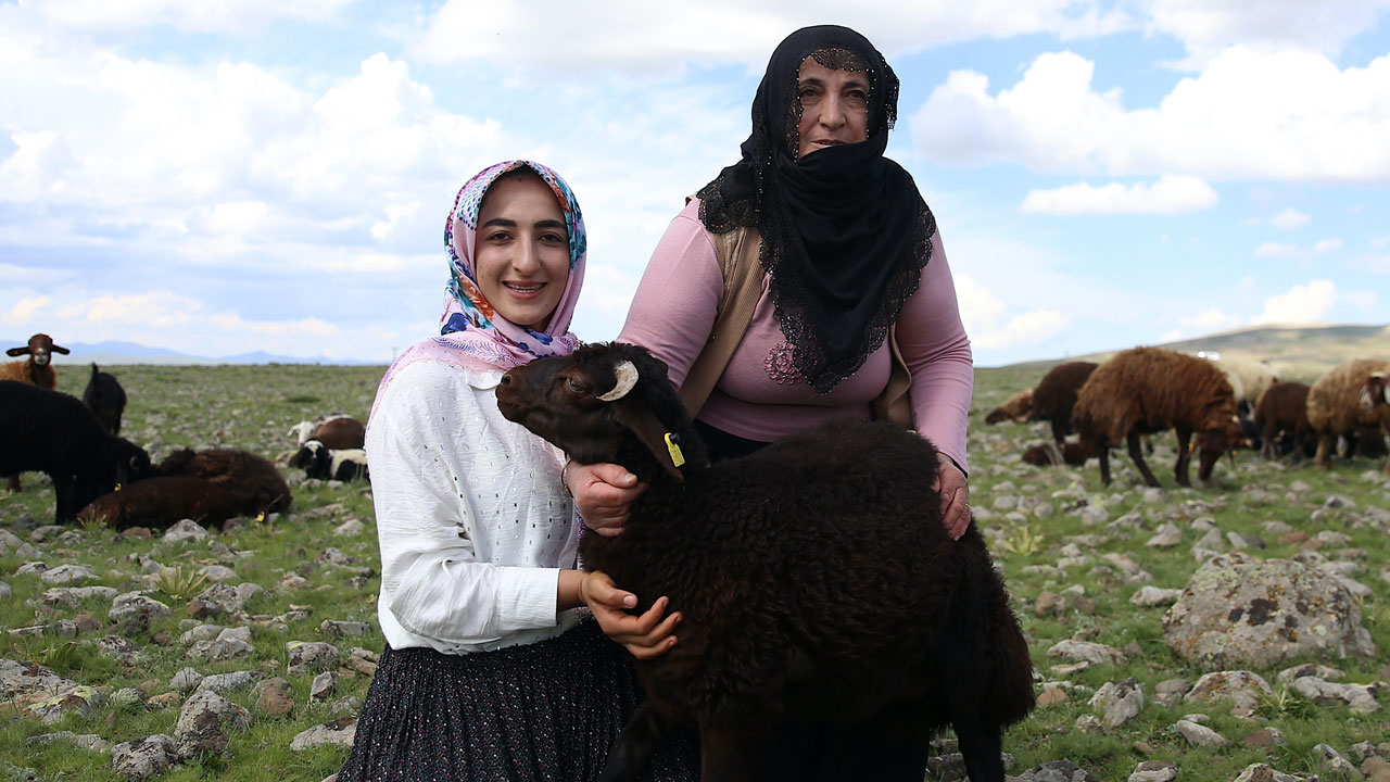 Foto - Anne-kızın başarı hikayesi! İstanbul’dan ayrıldı Erzurum’un yaylalarında patron oldu