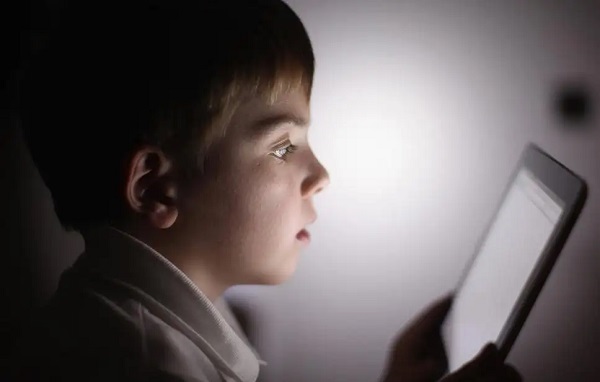 Anne ve babalara uyarı! Çocuklar işte böyle bağımlı oluyor