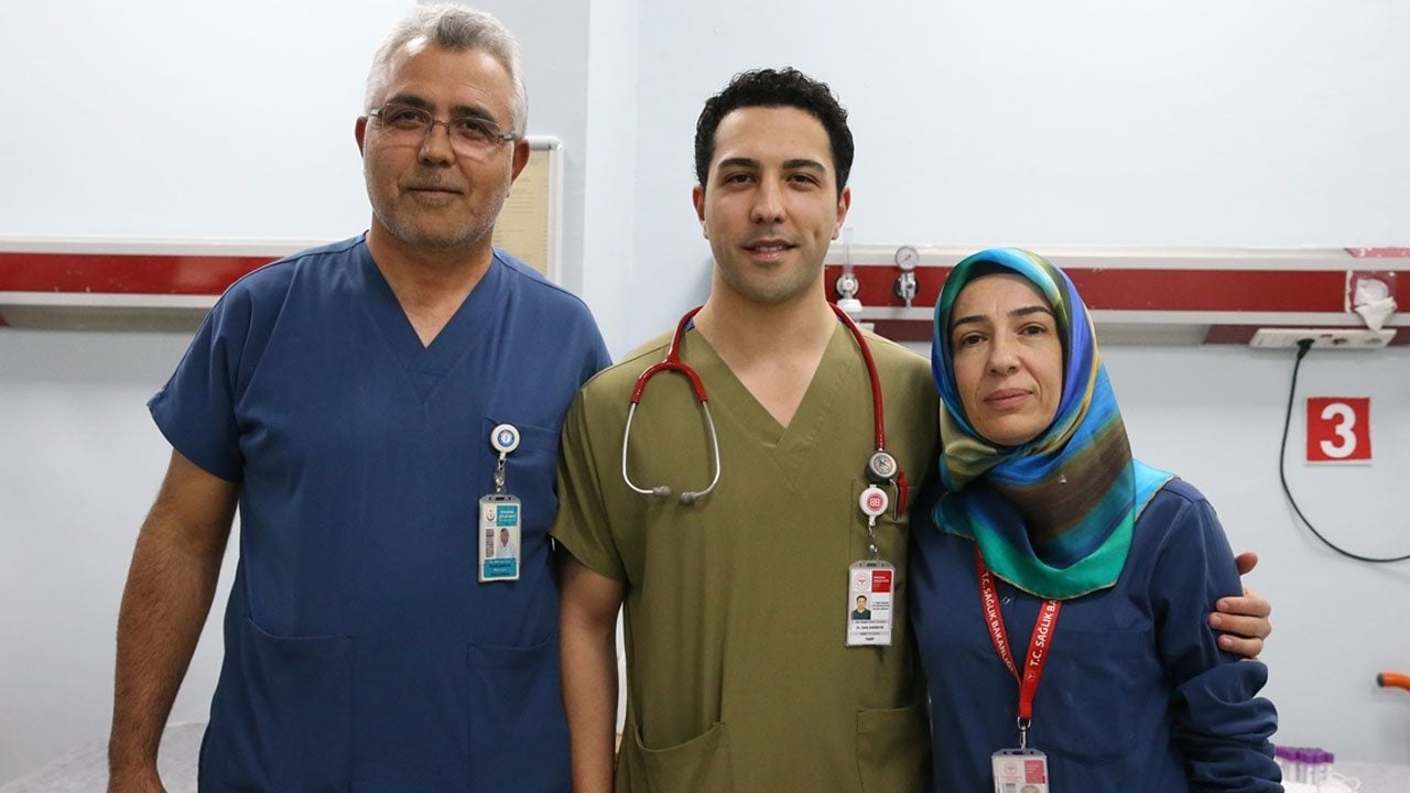 Anne ve babasıyla mesai yapıyor! Koridorlarında büyüdüğü hastanede şifa dağıtıyor