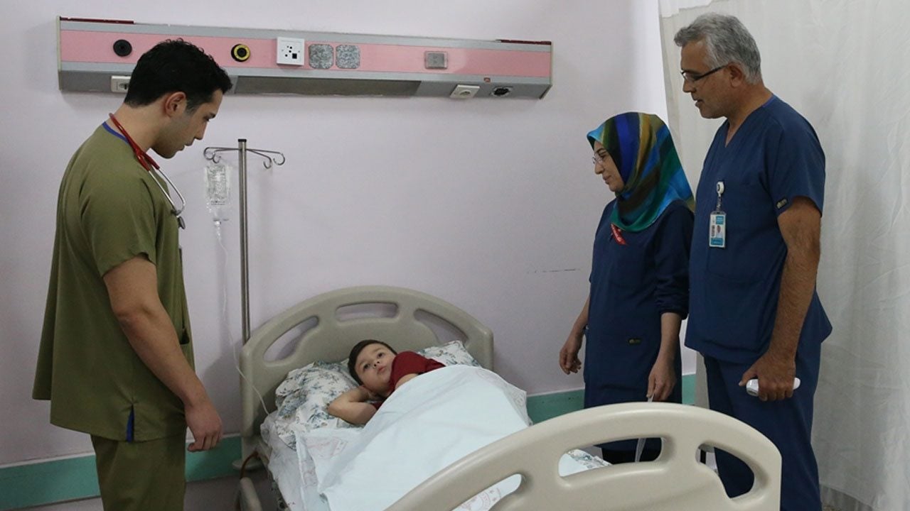 Foto - Anne ve babasıyla mesai yapıyor! Koridorlarında büyüdüğü hastanede şifa dağıtıyor