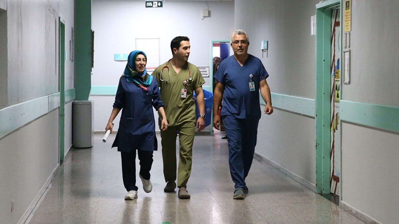 Foto - Anne ve babasıyla mesai yapıyor! Koridorlarında büyüdüğü hastanede şifa dağıtıyor