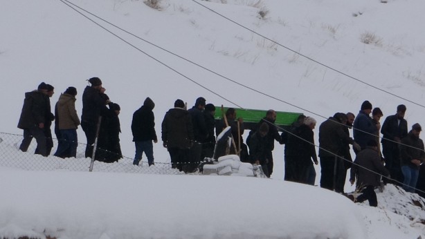 Foto - Anne ve iki küçük çocuğunun cansız bedeni birbirine sarılı halde bulundu!