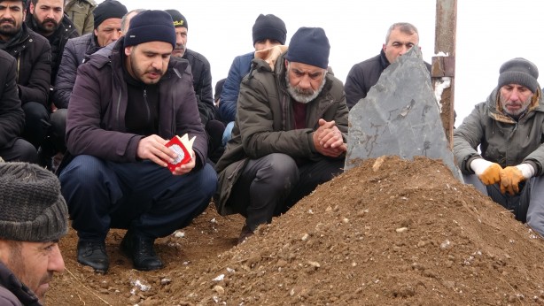 Foto - Anne ve iki küçük çocuğunun cansız bedeni birbirine sarılı halde bulundu!
