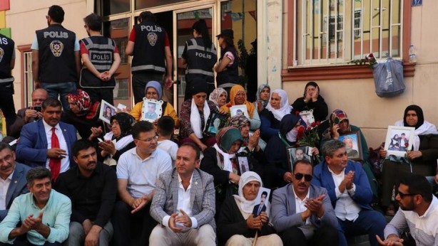 Foto - Anneler ağlarken o eğlencelere doyamıyor! Skandal görüntüler ortaya çıktı