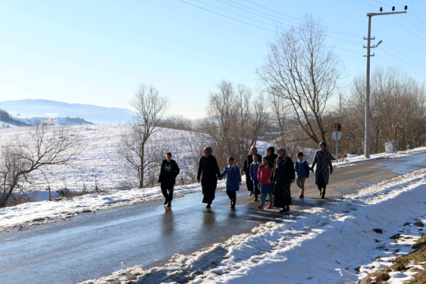 Anneler ve çocukları aynı okulda eğitim görüyor