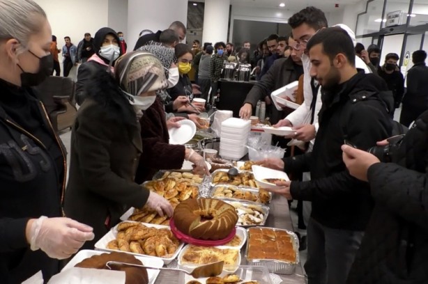 Foto - Annelerden ders çalışan öğrencilere sürpriz ikramlık