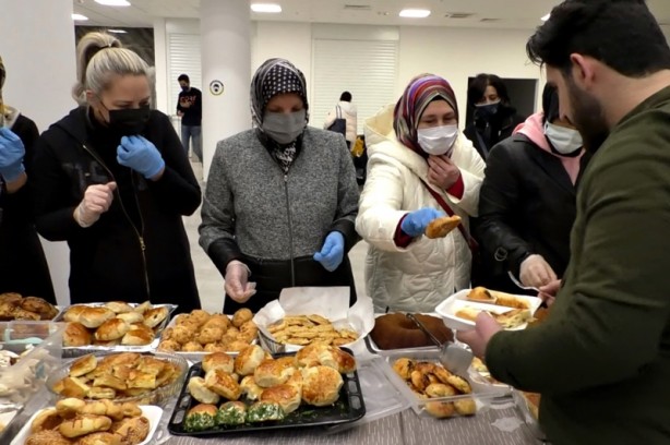 Foto - Annelerden ders çalışan öğrencilere sürpriz ikramlık