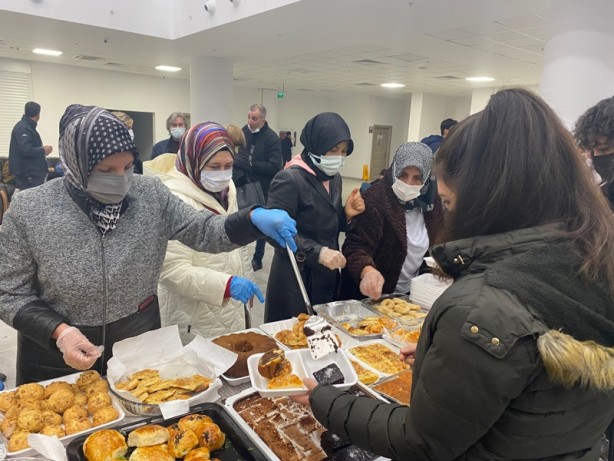 Annelerden ders çalışan öğrencilere sürpriz ikramlık