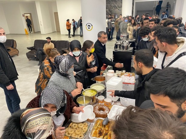 Foto - Annelerden ders çalışan öğrencilere sürpriz ikramlık