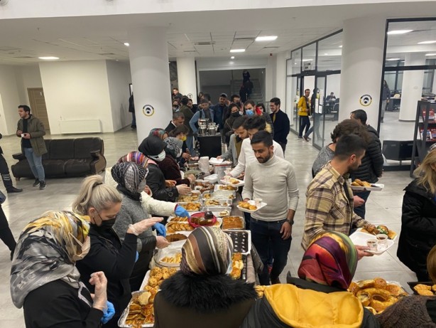 Foto - Annelerden ders çalışan öğrencilere sürpriz ikramlık