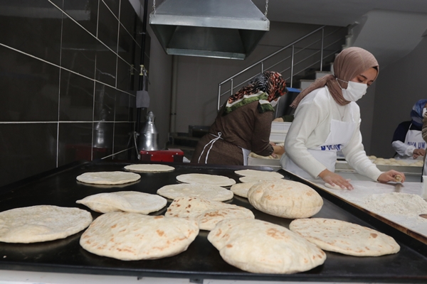 Foto - Annelerinden öğrendikleri "mayalı ekmek" gelir kapıları oldu