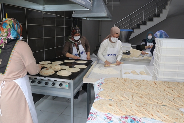 Foto - Annelerinden öğrendikleri "mayalı ekmek" gelir kapıları oldu