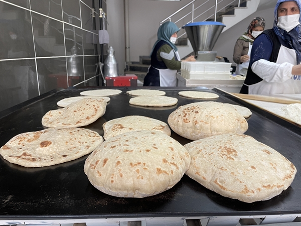 Foto - Annelerinden öğrendikleri "mayalı ekmek" gelir kapıları oldu