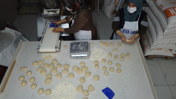 Annelerinden öğrendikleri "mayalı ekmek" gelir kapıları oldu
