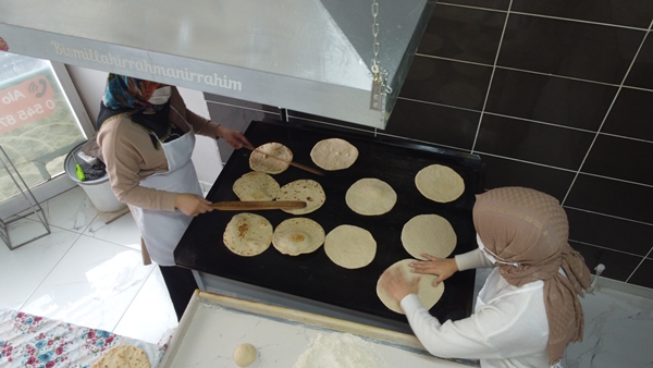 Foto - Annelerinden öğrendikleri "mayalı ekmek" gelir kapıları oldu