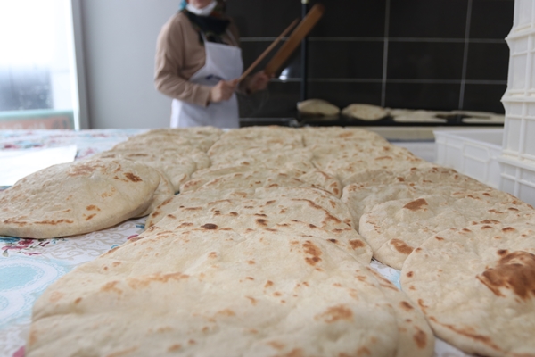 Foto - Annelerinden öğrendikleri "mayalı ekmek" gelir kapıları oldu