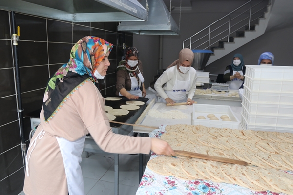 Foto - Annelerinden öğrendikleri "mayalı ekmek" gelir kapıları oldu