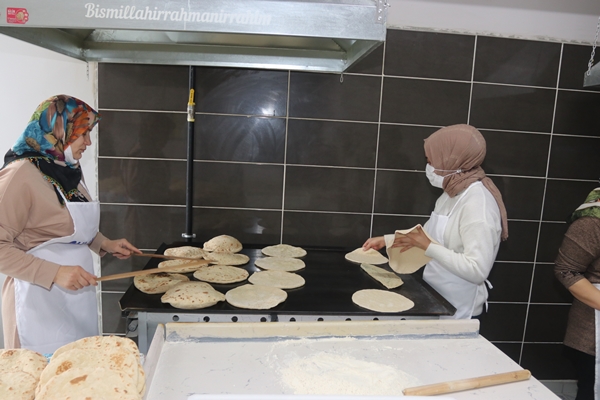 Foto - Annelerinden öğrendikleri "mayalı ekmek" gelir kapıları oldu