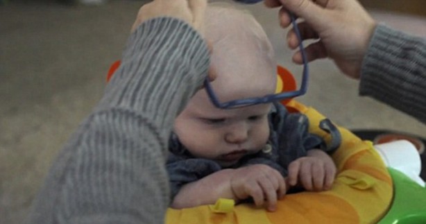 Annesini ilk defa gören sevimli bebek