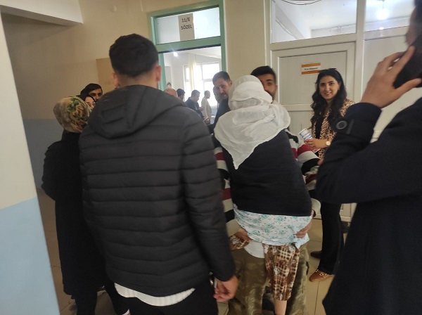 Foto - Annesini sırtında oy kullanmaya götürdü