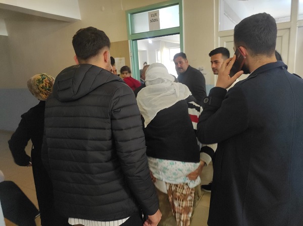 Foto - Annesini sırtında oy kullanmaya götürdü