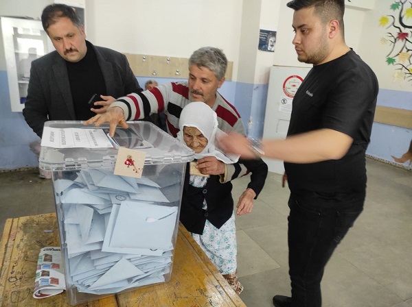 Annesini sırtında oy kullanmaya götürdü