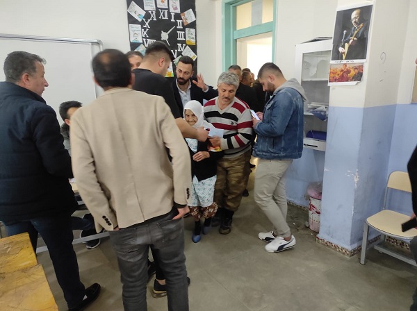 Foto - Annesini sırtında oy kullanmaya götürdü