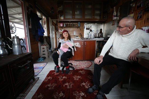 Foto - Annesiz kalan kuzuya "sıcak yuva" oldular