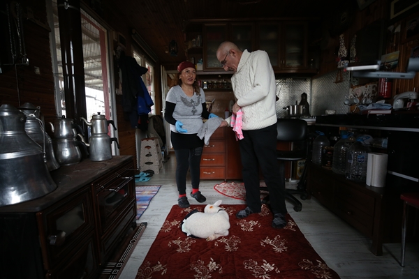 Foto - Annesiz kalan kuzuya "sıcak yuva" oldular