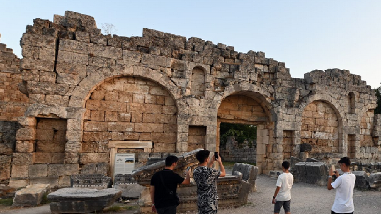 Foto - Antalya bir günde ziyaretçi rekoru kırdı! Bakan Ersoy tarihi rekoru duyurdu...
