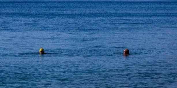 Antalya sahilinde panik! Herkes boğulduğunu sandı: Gerçek bambaşka çıktı!