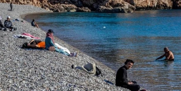 Foto - Antalya sahilinde panik! Herkes boğulduğunu sandı: Gerçek bambaşka çıktı!