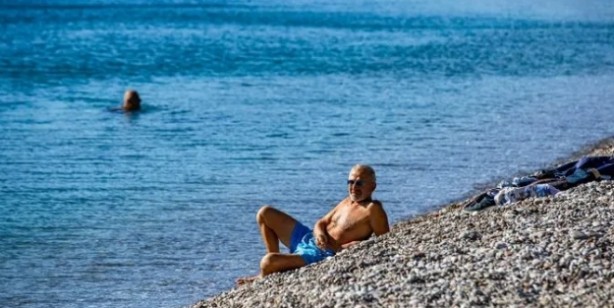 Foto - Antalya sahilinde panik! Herkes boğulduğunu sandı: Gerçek bambaşka çıktı!