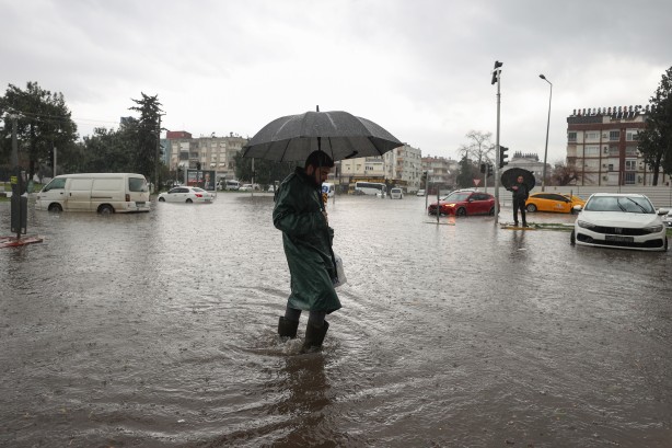 Foto - Antalya, sel sularına teslim oldu: Bir kişi hayatını kaybetti, 3 ilçede okullar yarın da tatil