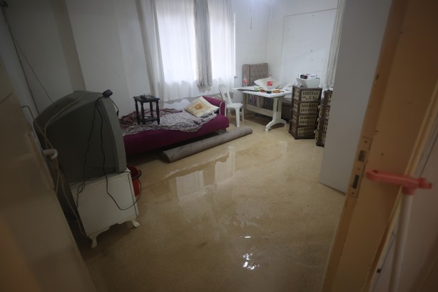 Foto - Antalya, sel sularına teslim oldu: Bir kişi hayatını kaybetti, 3 ilçede okullar yarın da tatil