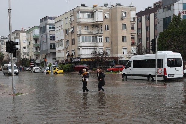 Foto - Antalya, sel sularına teslim oldu: Bir kişi hayatını kaybetti, 3 ilçede okullar yarın da tatil