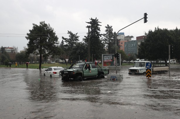 Foto - Antalya, sel sularına teslim oldu: Bir kişi hayatını kaybetti, 3 ilçede okullar yarın da tatil