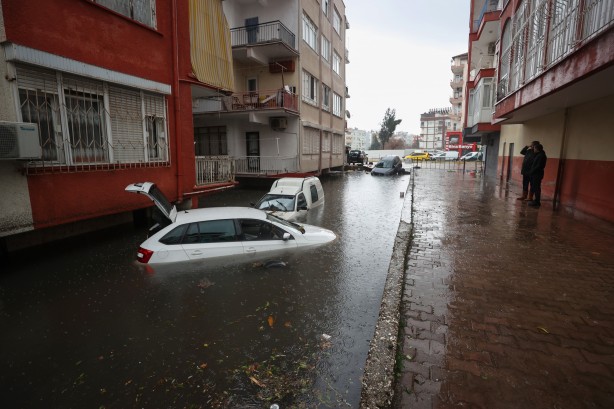 Foto - Antalya, sel sularına teslim oldu: Bir kişi hayatını kaybetti, 3 ilçede okullar yarın da tatil