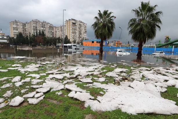 Foto - Antalya, sel sularına teslim oldu: Bir kişi hayatını kaybetti, 3 ilçede okullar yarın da tatil
