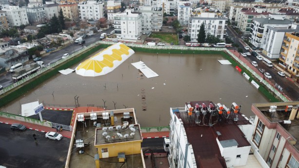 Foto - Antalya, sel sularına teslim oldu: Bir kişi hayatını kaybetti, 3 ilçede okullar yarın da tatil