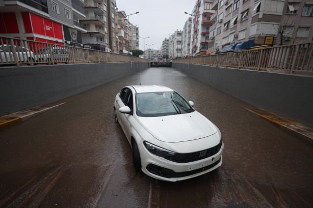 Foto - Antalya, sel sularına teslim oldu: Bir kişi hayatını kaybetti, 3 ilçede okullar yarın da tatil