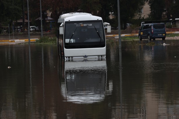 Foto - Antalya, sel sularına teslim oldu: Bir kişi hayatını kaybetti, 3 ilçede okullar yarın da tatil