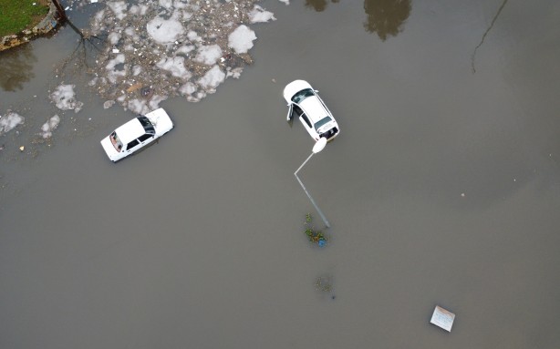 Foto - Antalya, sel sularına teslim oldu: Bir kişi hayatını kaybetti, 3 ilçede okullar yarın da tatil